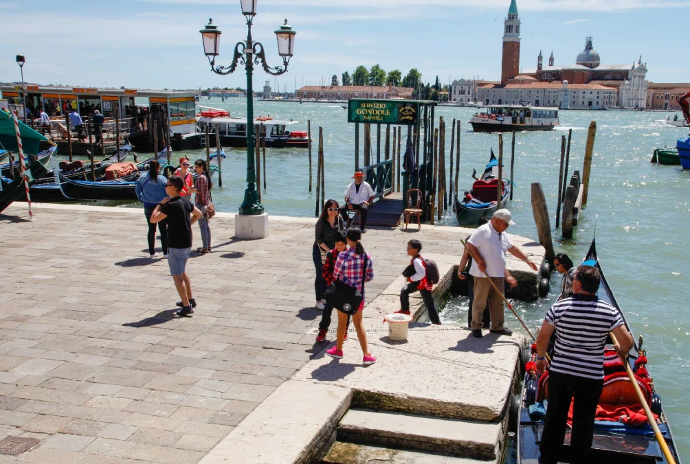 Exploring Venice With Kids : getting off the gondola